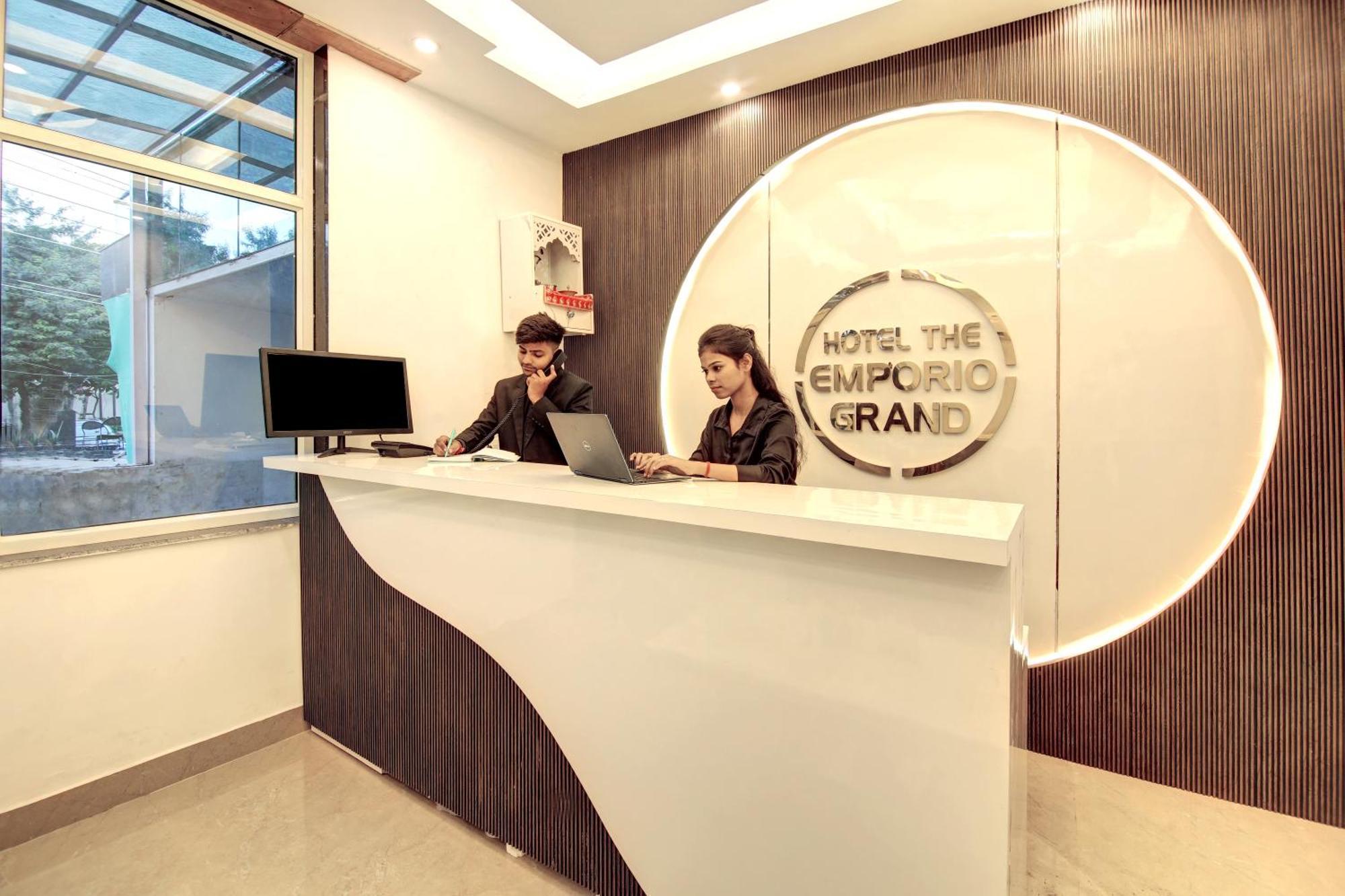 Hotel The Emporio Grand Near Vaishali Metro Station Gáziábád Kültér fotó